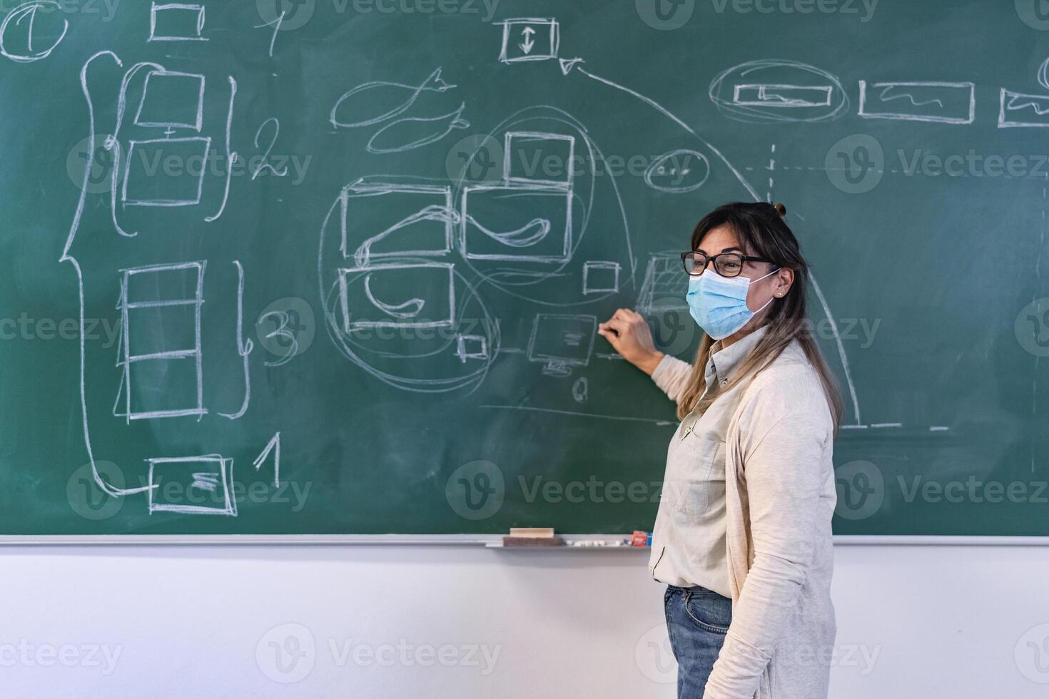 hembra profesor dando lección a estudiantes en alto colegio durante corona virus pandemia - educación concepto foto