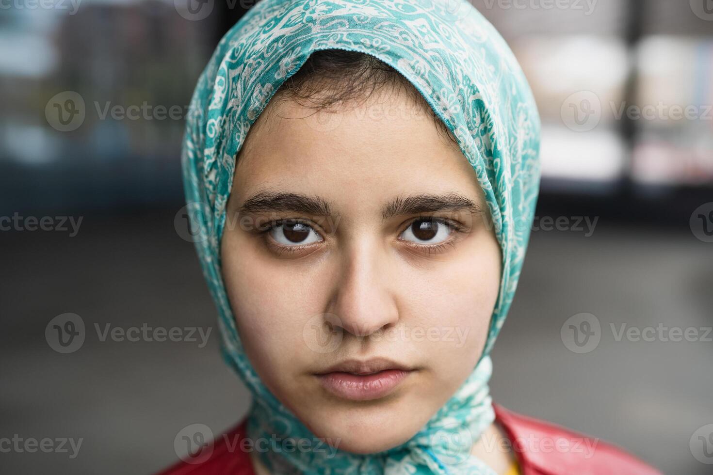 de cerca retrato de musulmán niña mirando en cámara foto