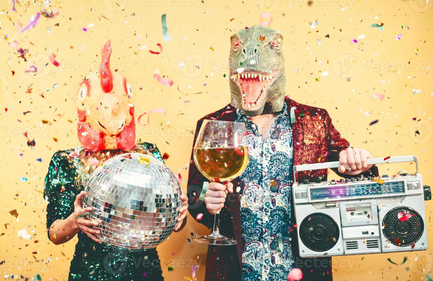 loco Pareja celebrando nuevo año víspera vistiendo pollo y dinosaurio tirano saurio Rex máscara - joven de moda personas teniendo divertido Bebiendo champán y escuchando música con Clásico boombox - absurdo y Días festivos concepto foto