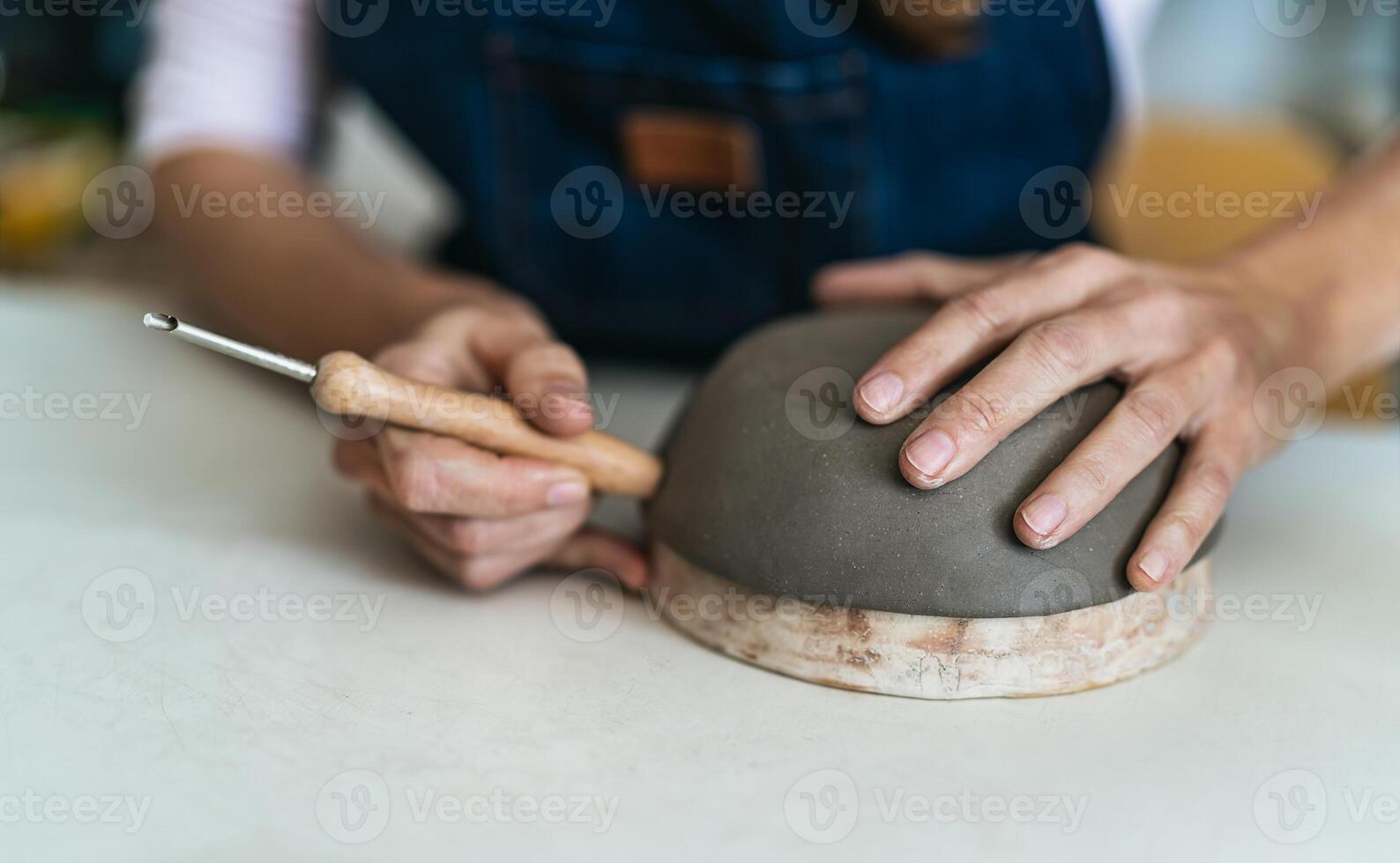 cerca arriba hembra alfarero modelado arcilla cuenco en taller - artesano trabajo y creativo arte concepto foto