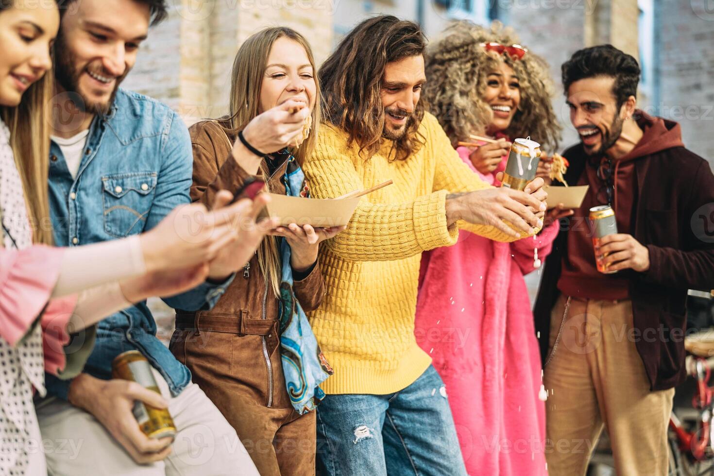 grupo de contento amigos comiendo asiático comida y Bebiendo cervezas en el ciudad - milenario joven personas teniendo divertido y riendo juntos al aire libre - amistad, social y juventud estilo de vida concepto foto