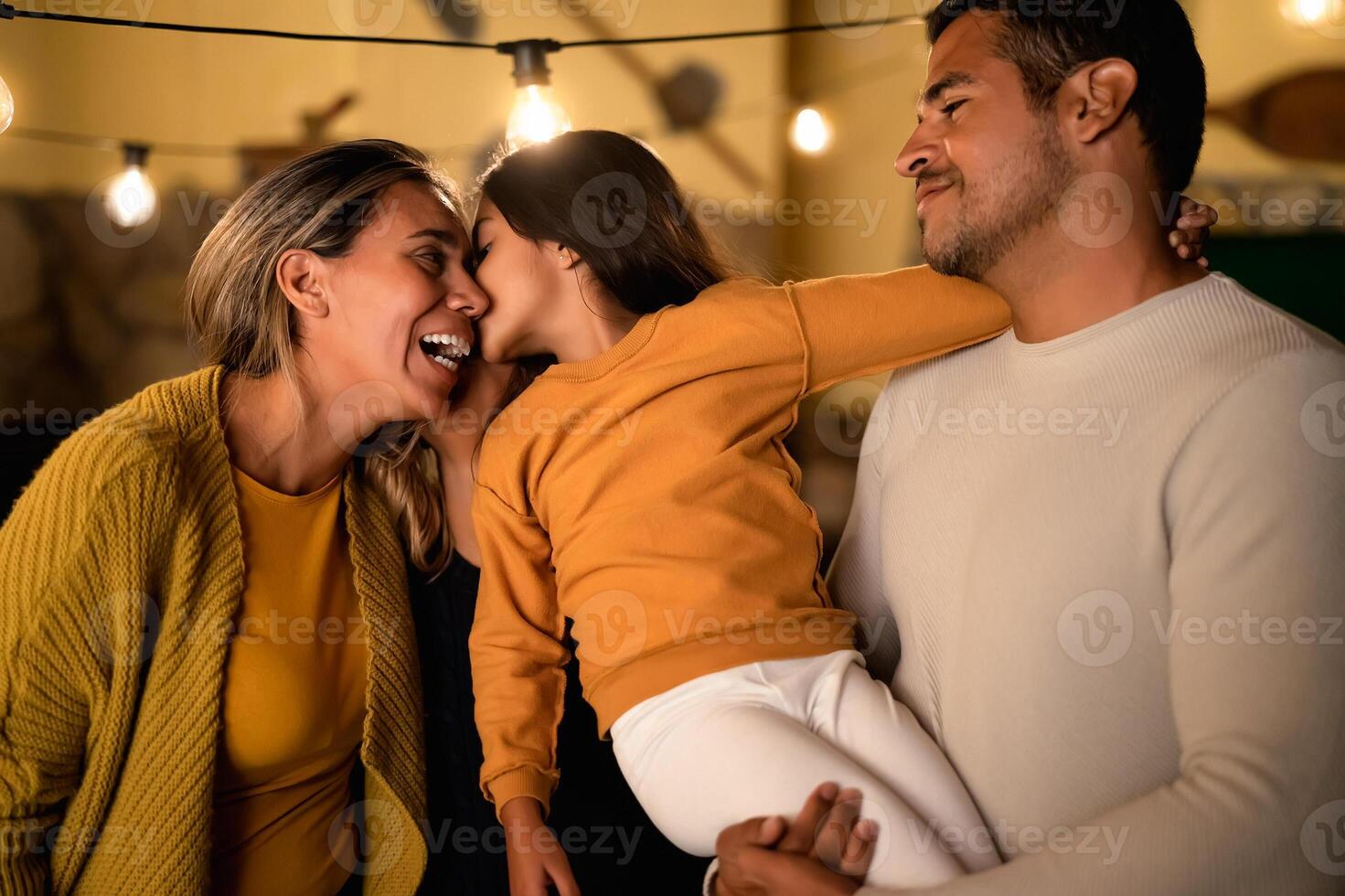 contento Hispano familia disfrutando hora juntos a hogar foto