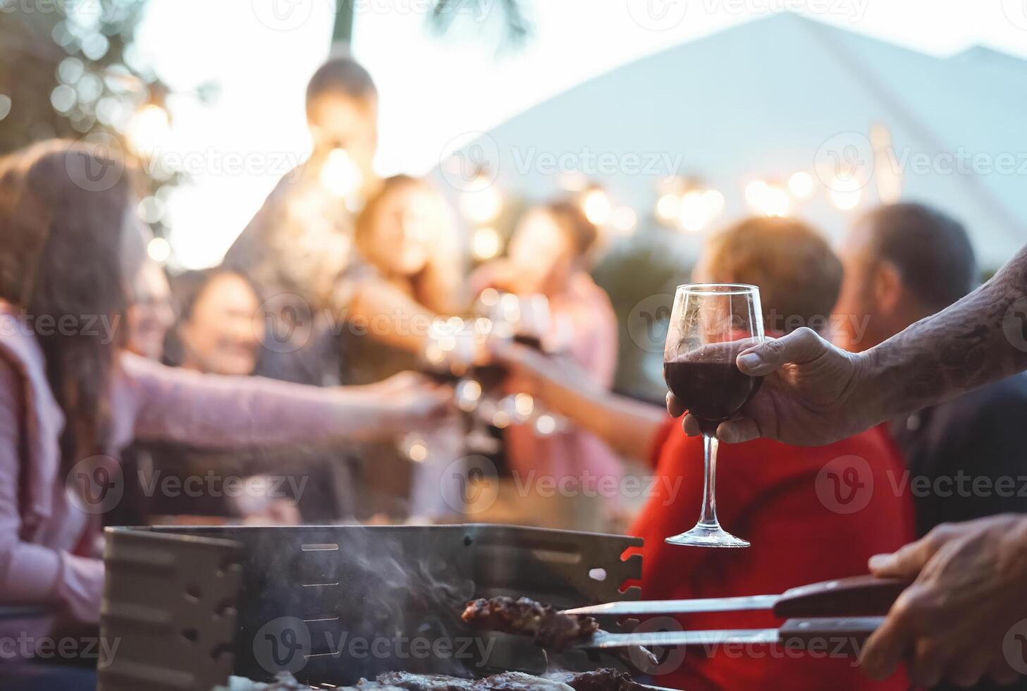 contento familia haciendo celebración brindis a parilla fiesta - joven y más viejo padres teniendo divertido comida juntos en jardín - cena barbacoa comida y juventud mayor Generacion ocupaciones concepto foto