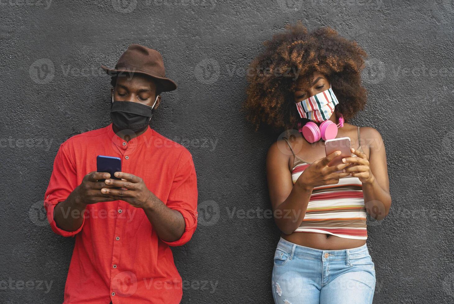 africano amigos utilizando móvil teléfono inteligente durante corona virus brote - juventud personas adiccion y tecnología concepto foto