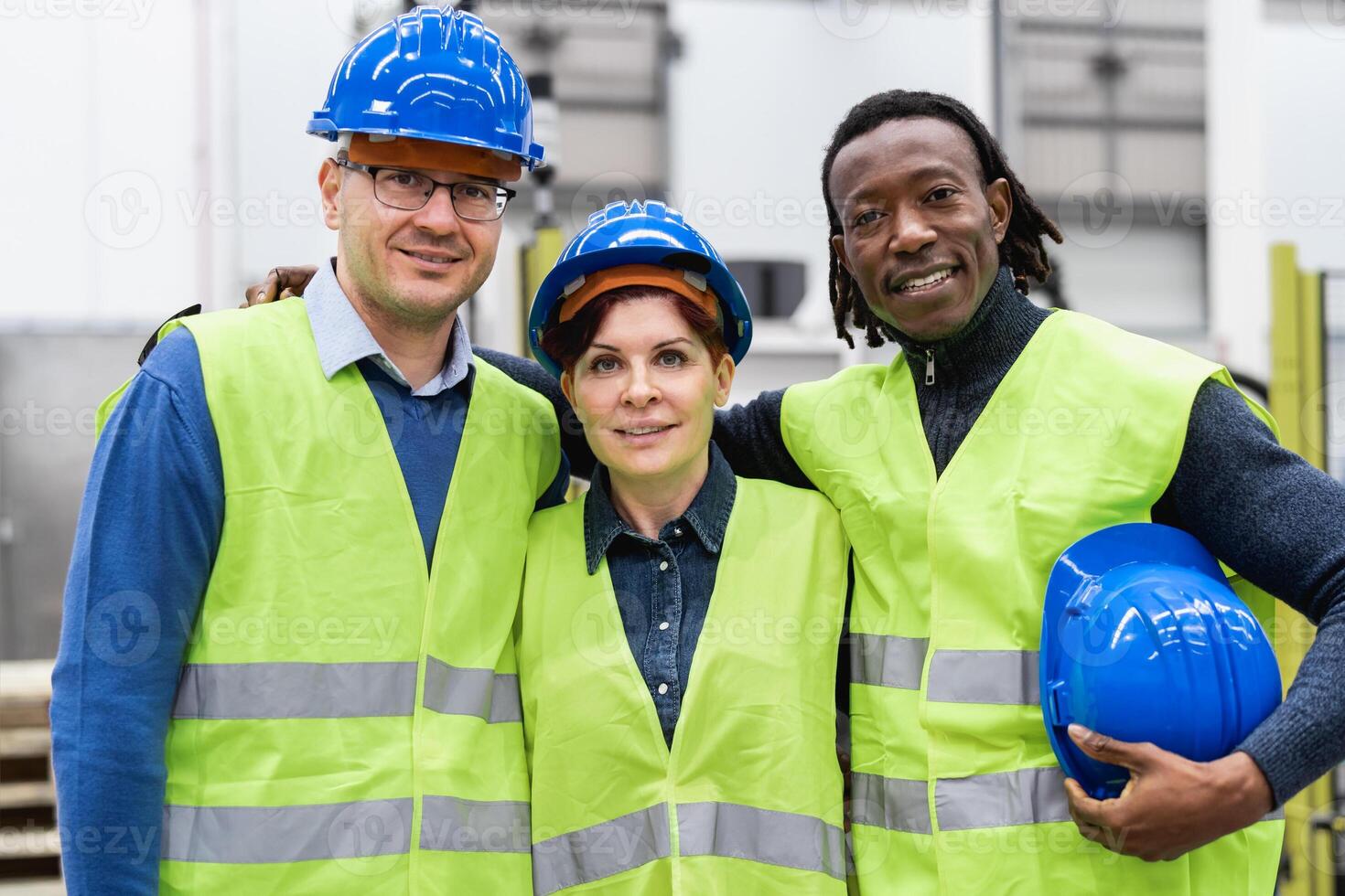 equipo de ingenieros trabajando dentro robótico fábrica - industria concepto foto