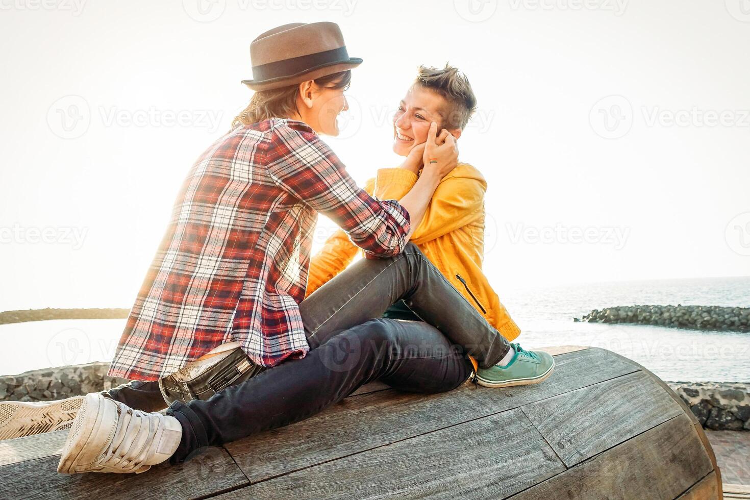 contento gay Pareja en romántico fecha en el playa - joven lesbianas teniendo un oferta momento al aire libre - lesbianas, bisexualidad, relación estilo de vida concepto foto