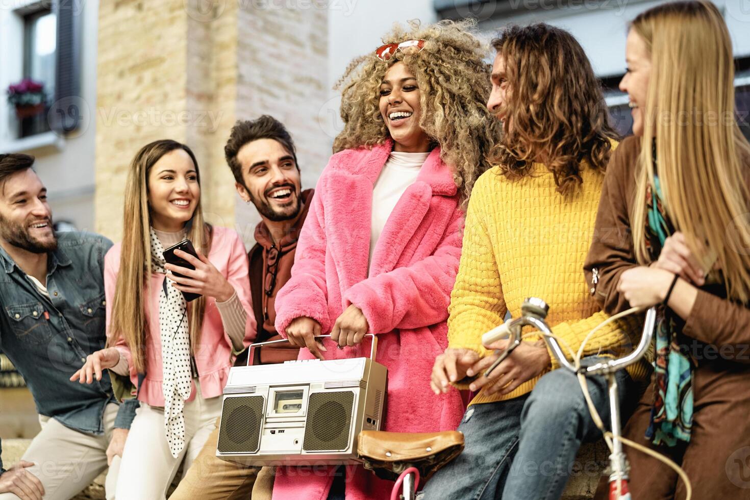 joven multirracial amigos teniendo divertido escuchando música con Clásico boombox estéreo - juventud milenario estilo de vida concepto foto