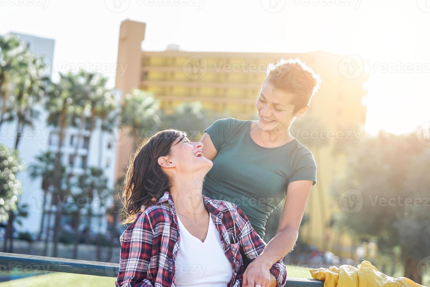 contento lesbiana Pareja mirando a cada otro a el comenzando de su amor historia - dos gay joven mujer disfrutando oferta momentos juntos - lesbianas, relación, homosexualidad concepto foto