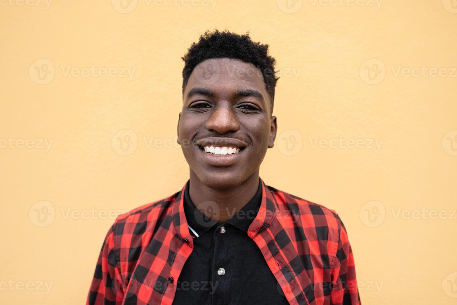 retrato de contento joven africano adolescente sonriente en frente de cámara foto