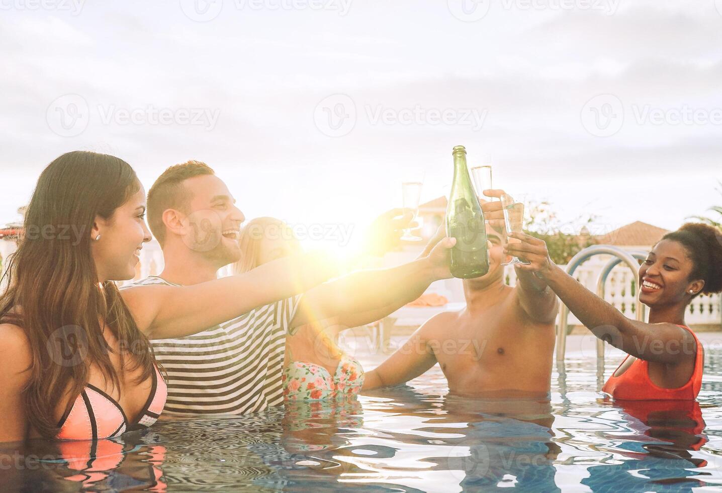 contento amigos haciendo un fiesta aplausos con champán - joven personas riendo y teniendo divertido tostado con lentes de espumoso vino - amistad, grupo, banquete, estilo de vida concepto foto