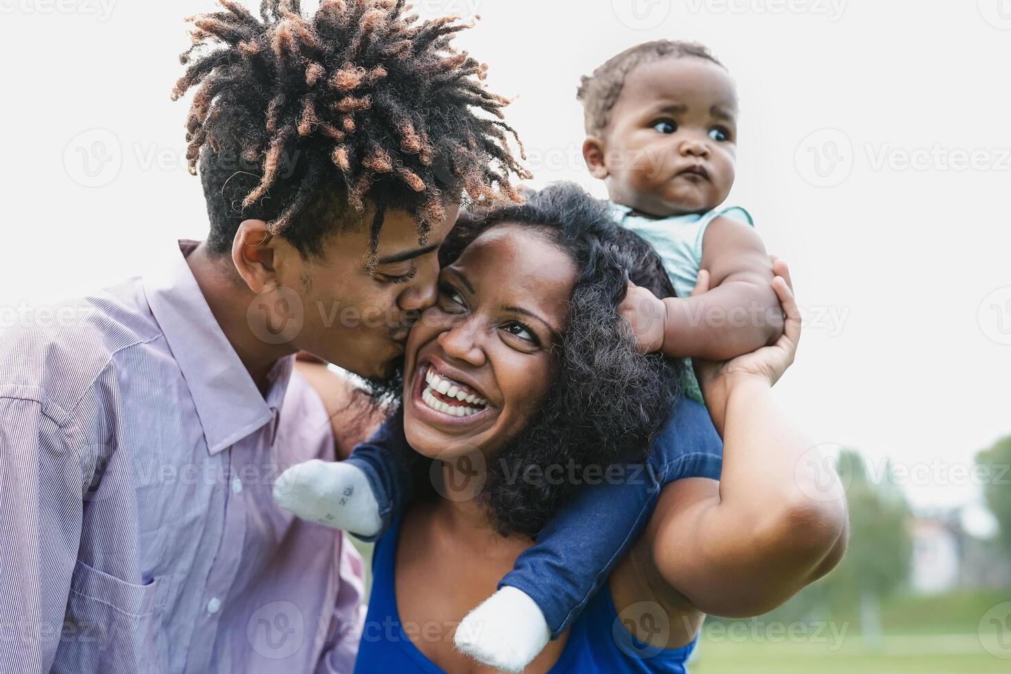 contento africano familia teniendo divertido juntos en público parque - negro padre y madre disfrutando fin de semana con su hija - personas amor y padre unidad concepto foto