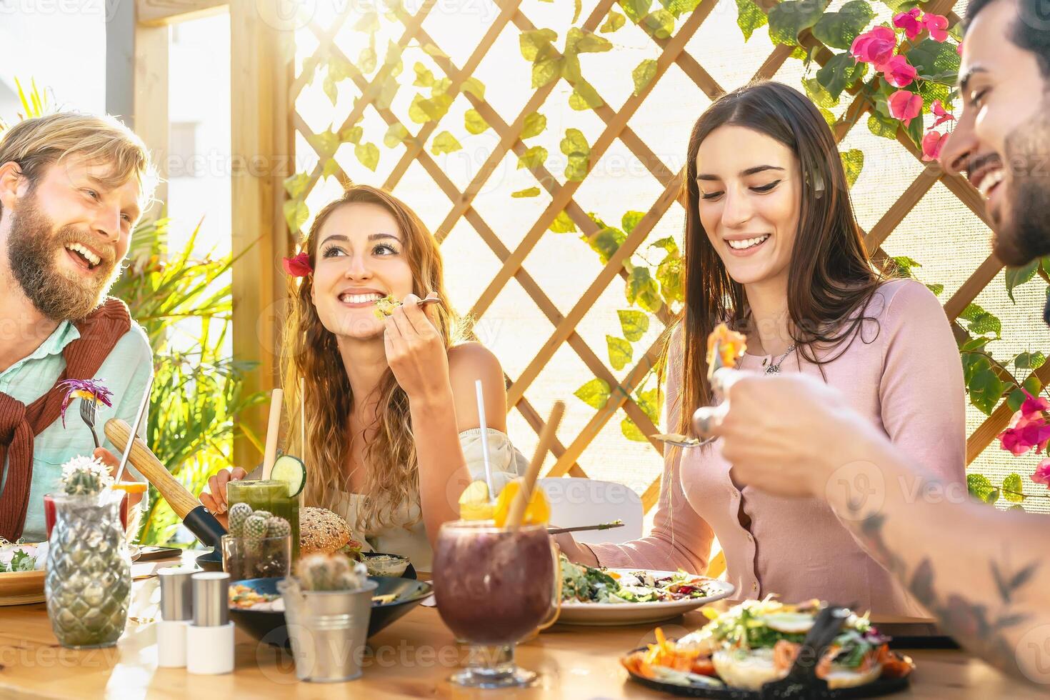 contento amigos almorzando sano comida en desayuno tardío bar restaurante - joven personas teniendo divertido comiendo y Bebiendo batidos Fresco frutas en Clásico bar - salud tendencias estilo de vida concepto foto