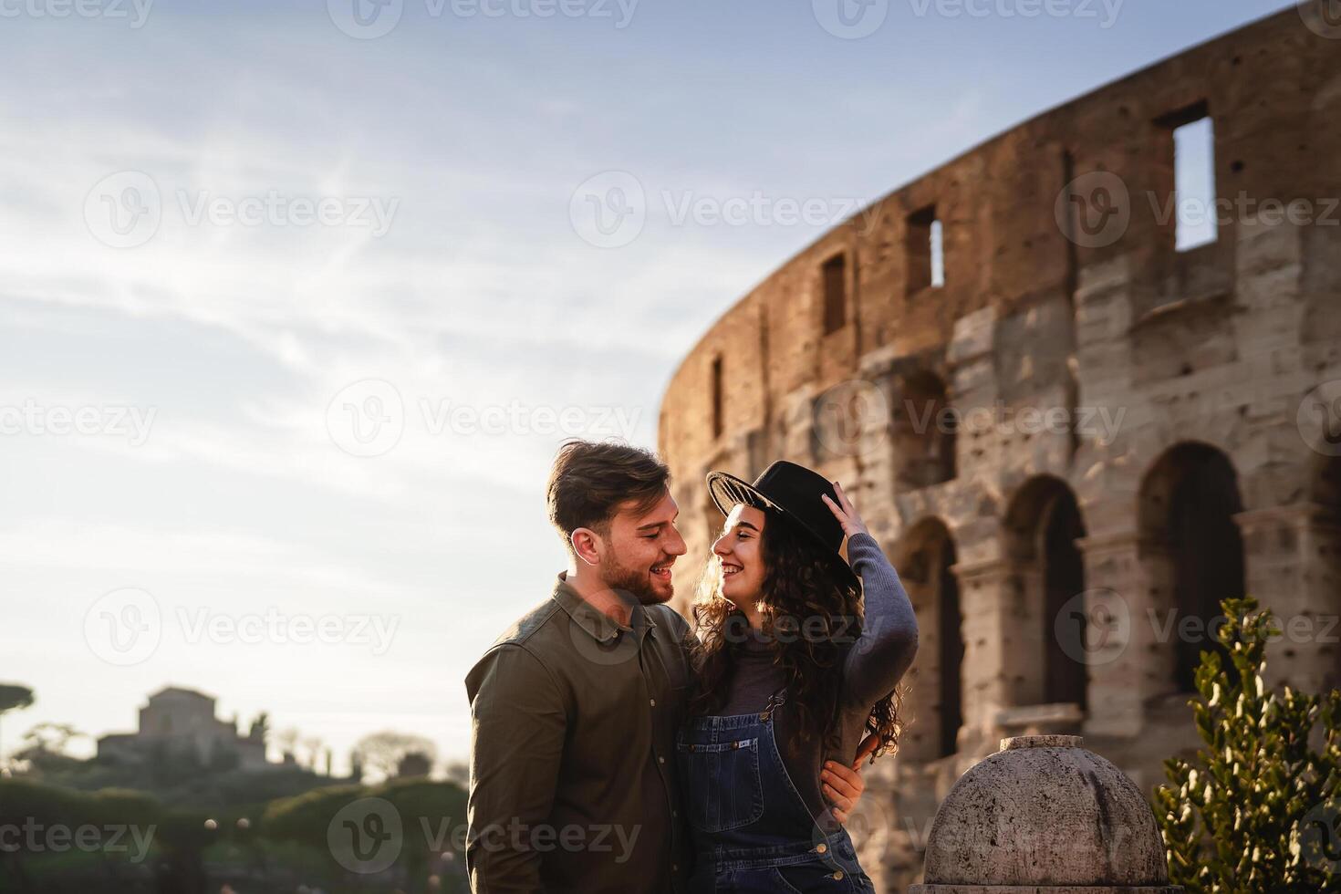 joven romántico Pareja teniendo oferta momento en frente de Roma coliseo foto