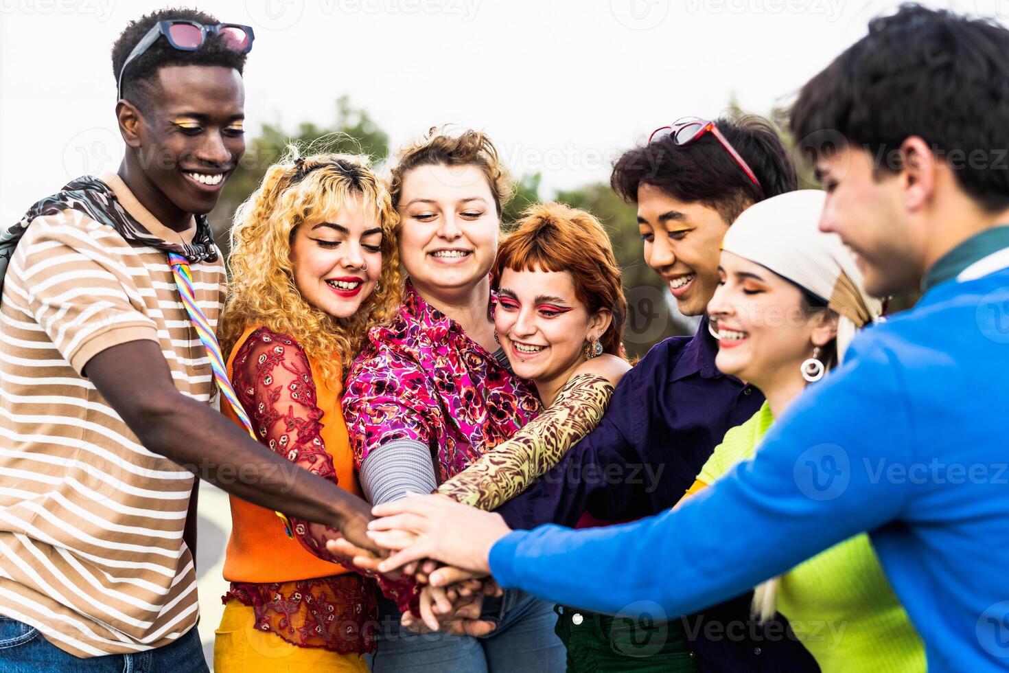 contento joven diverso amigos teniendo divertido apilado manos juntos al aire libre - juventud personas milenario Generacion concepto foto