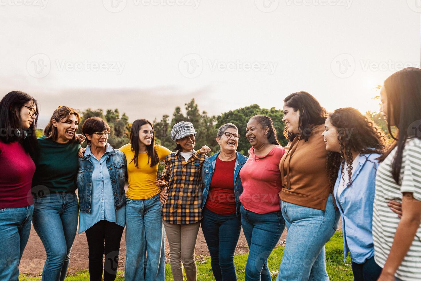 contento multigeneracional grupo de mujer con diferente siglos y etnias teniendo divertido en un público parque - personas diversidad concepto foto