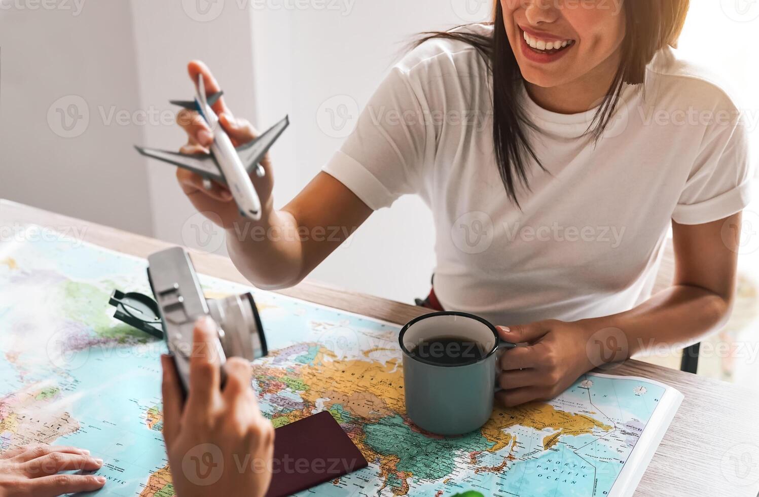 contento Pareja planificación siguiente viaje destino utilizando mundo mapa - joven juguetón personas teniendo divertido y consiguiendo Listo para vacaciones - relación y de viaje estilo de vida concepto foto