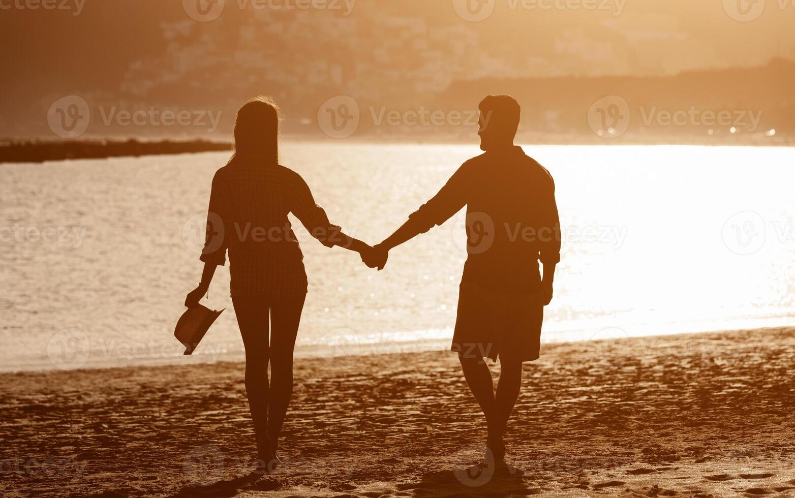 joven Pareja disfrutando vacaciones en tropical playa - romántico amantes silueta teniendo divertido juntos en verano Días festivos - viaje personas amor y relación concepto foto