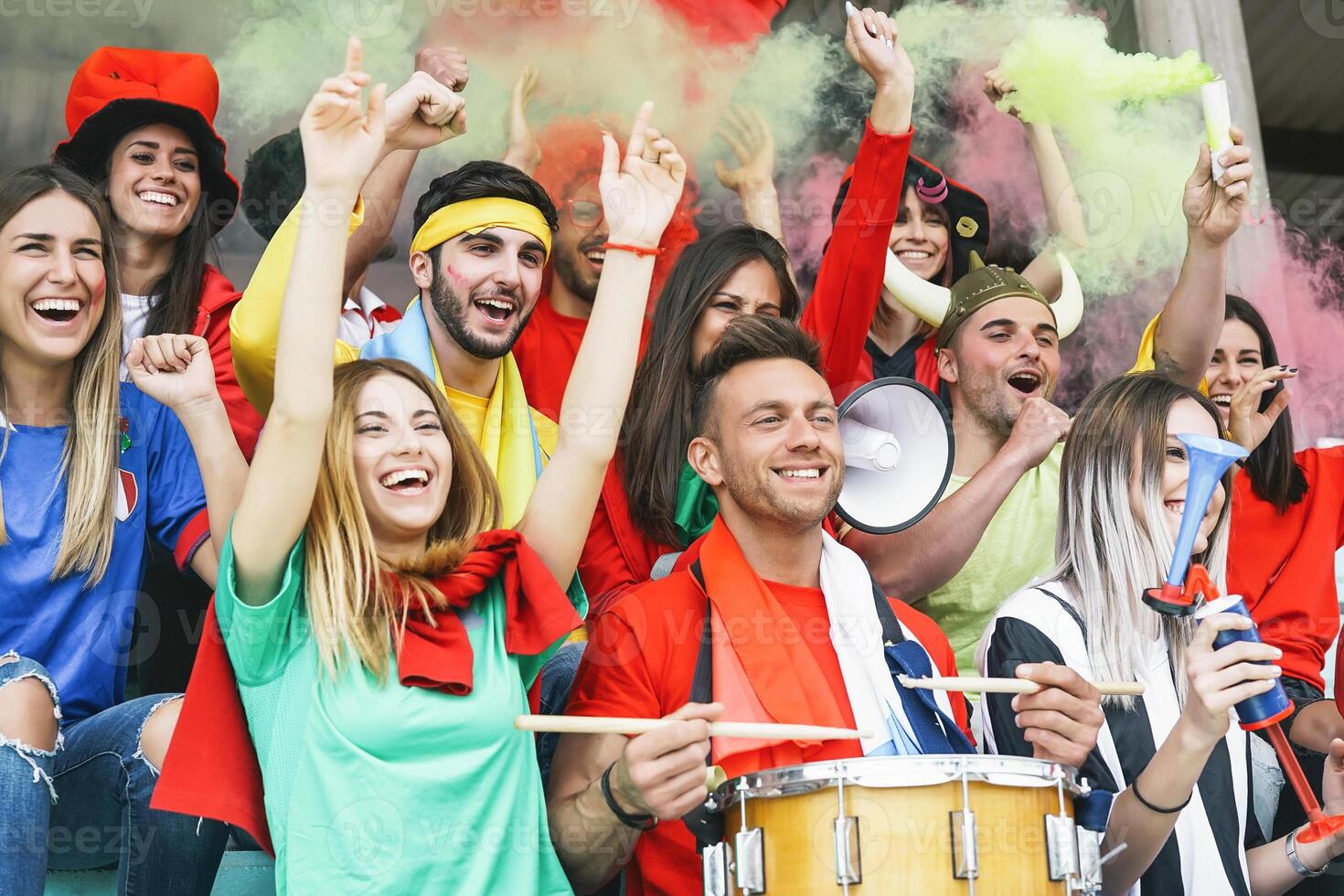 amigos fútbol americano seguidor aficionados acecho fútbol partido evento a estadio - joven personas teniendo divertido secundario club en deporte mundo campeonato - juventud entretenimiento estilo de vida concepto foto