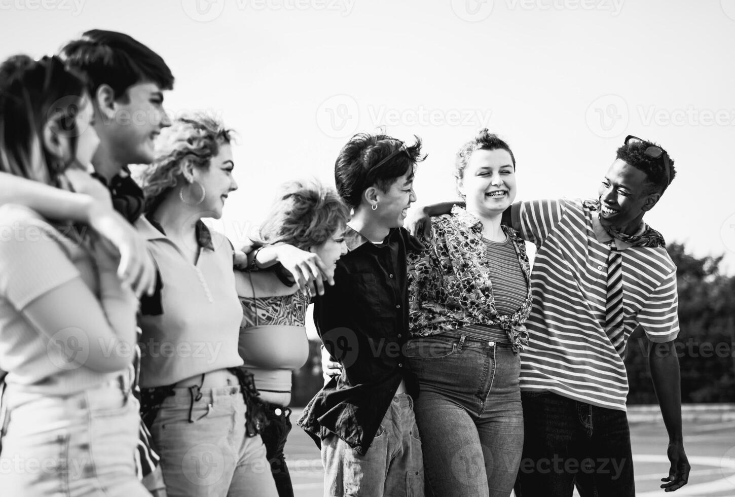 contento joven milenario amigos teniendo divertido colgando fuera juntos - negro y blanco edición foto