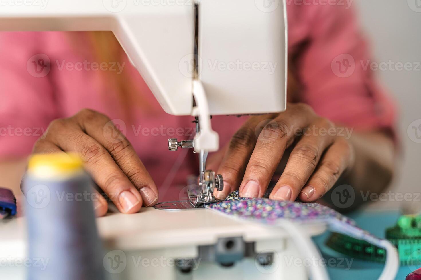 cerca arriba latín hembra manos de coser con coser máquina hecho en casa médico cara máscara para prevenir y detener corona virus extensión - textil industria y covid19 cuidado de la salud concepto foto