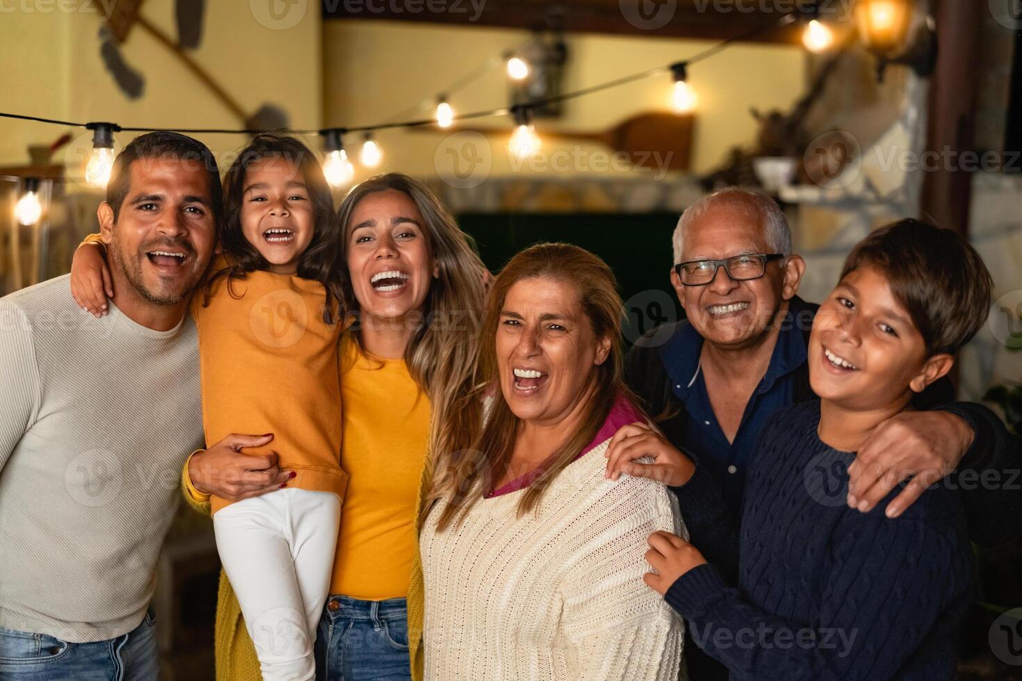 contento Hispano familia disfrutando Días festivos juntos a hogar foto