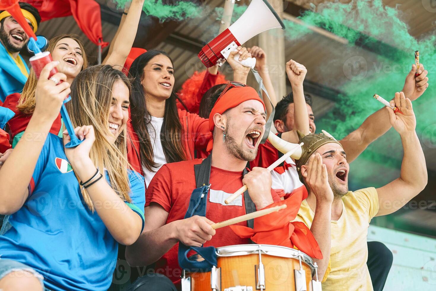 amigos fútbol americano seguidor aficionados acecho fútbol partido evento a estadio - joven personas teniendo divertido secundario club en deporte mundo campeonato - juventud entretenimiento estilo de vida concepto foto