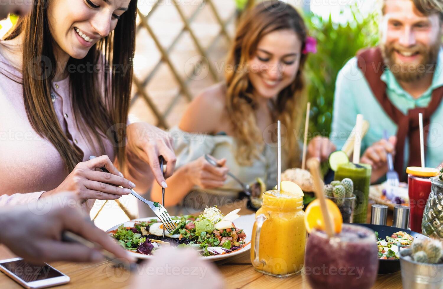 contento amigos almorzando con sano comida en bar café desayuno tardío - joven personas teniendo divertido comiendo comida y Bebiendo Fresco batidos en restaurante - salud nutrición estilo de vida concepto foto