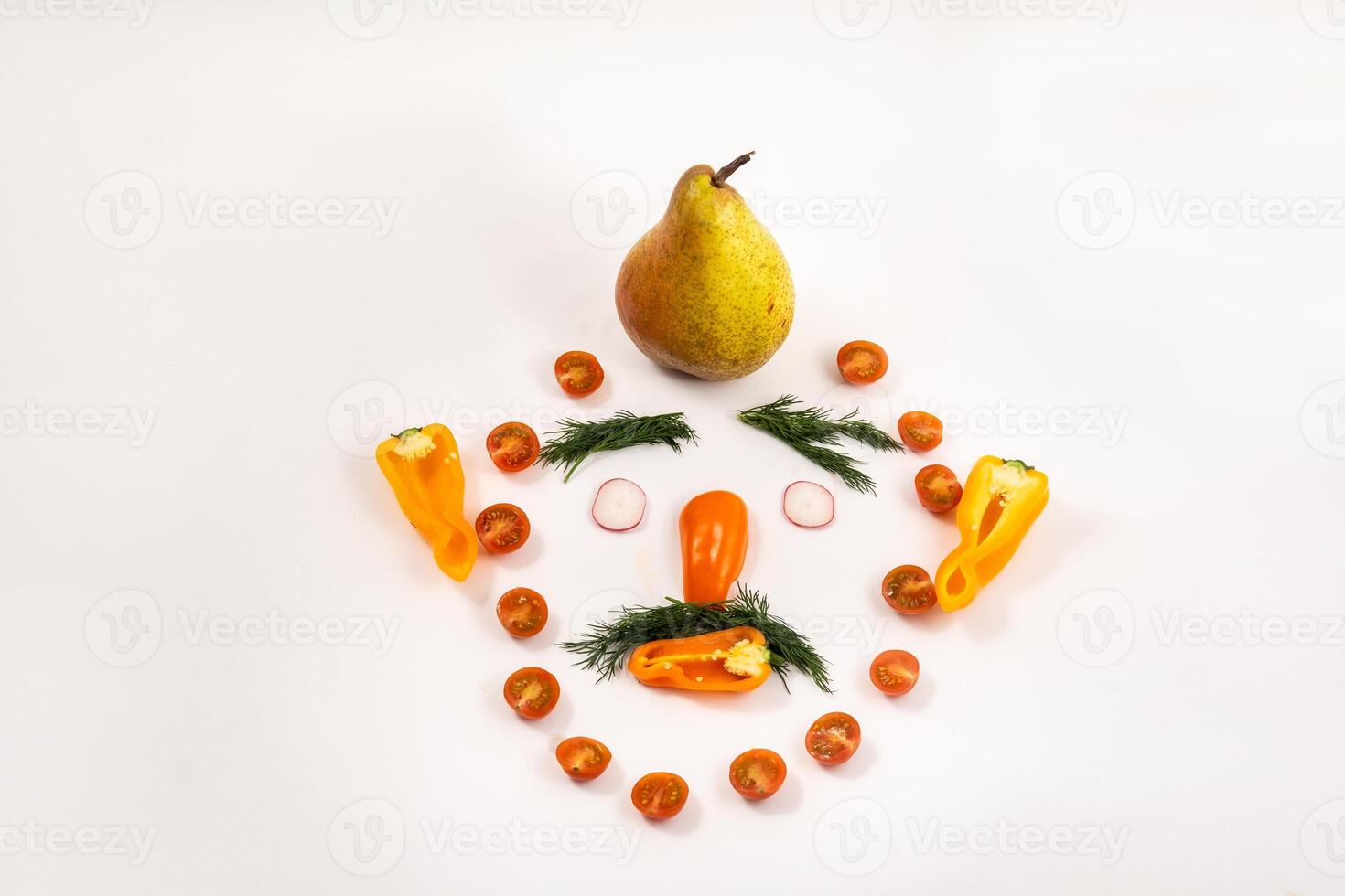 el cara de un hombre hecho de rebanado vegetales y un Pera en su cabeza en un blanco antecedentes foto