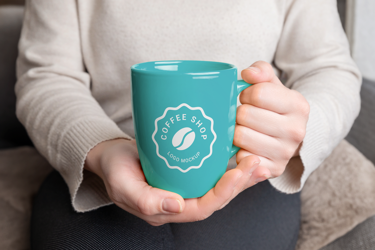 Girl holding a mug with changeable colors and logo mockup psd