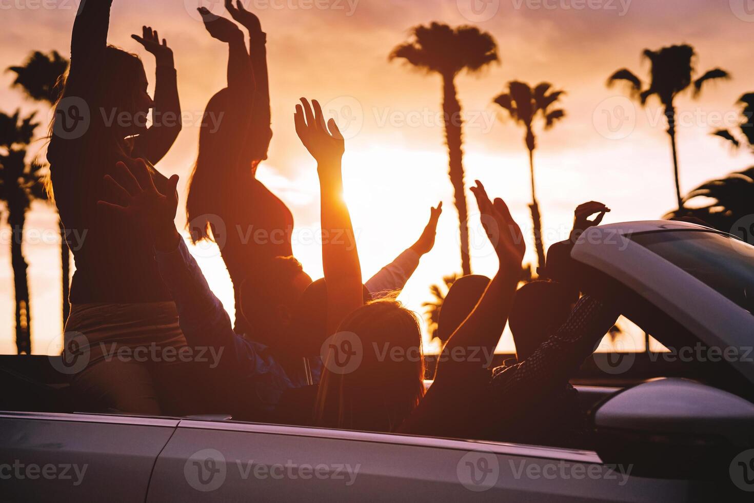 grupo de amigos teniendo divertido en convertible coche durante la carretera viaje a puesta de sol - joven viaje personas conducción un cabriolé durante verano Días festivos - felicidad, vacaciones y juventud estilo de vida concepto foto