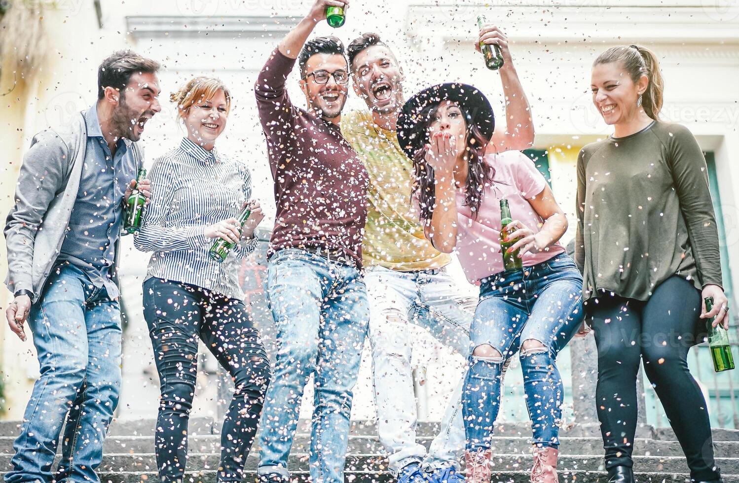 grupo de contento amigos haciendo fiesta Bebiendo cerveza y lanzamiento papel picado - joven milenario personas teniendo divertido celebrando cumpleaños y riendo juntos - amistad, juventud Días festivos estilo de vida concepto foto