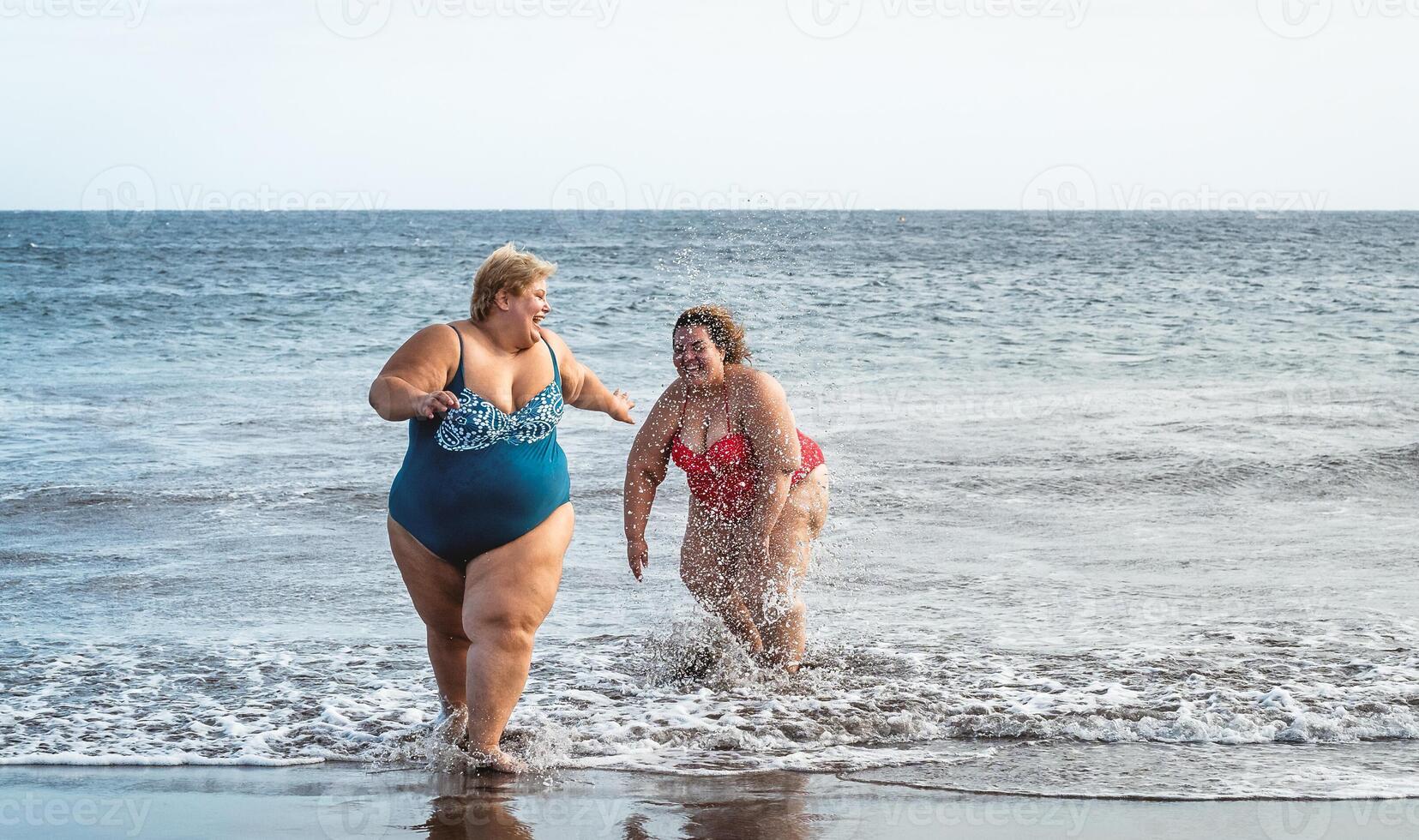 contento más Talla mujer teniendo divertido en el playa durante verano vacaciones - curvilíneo confidente personas estilo de vida concepto foto