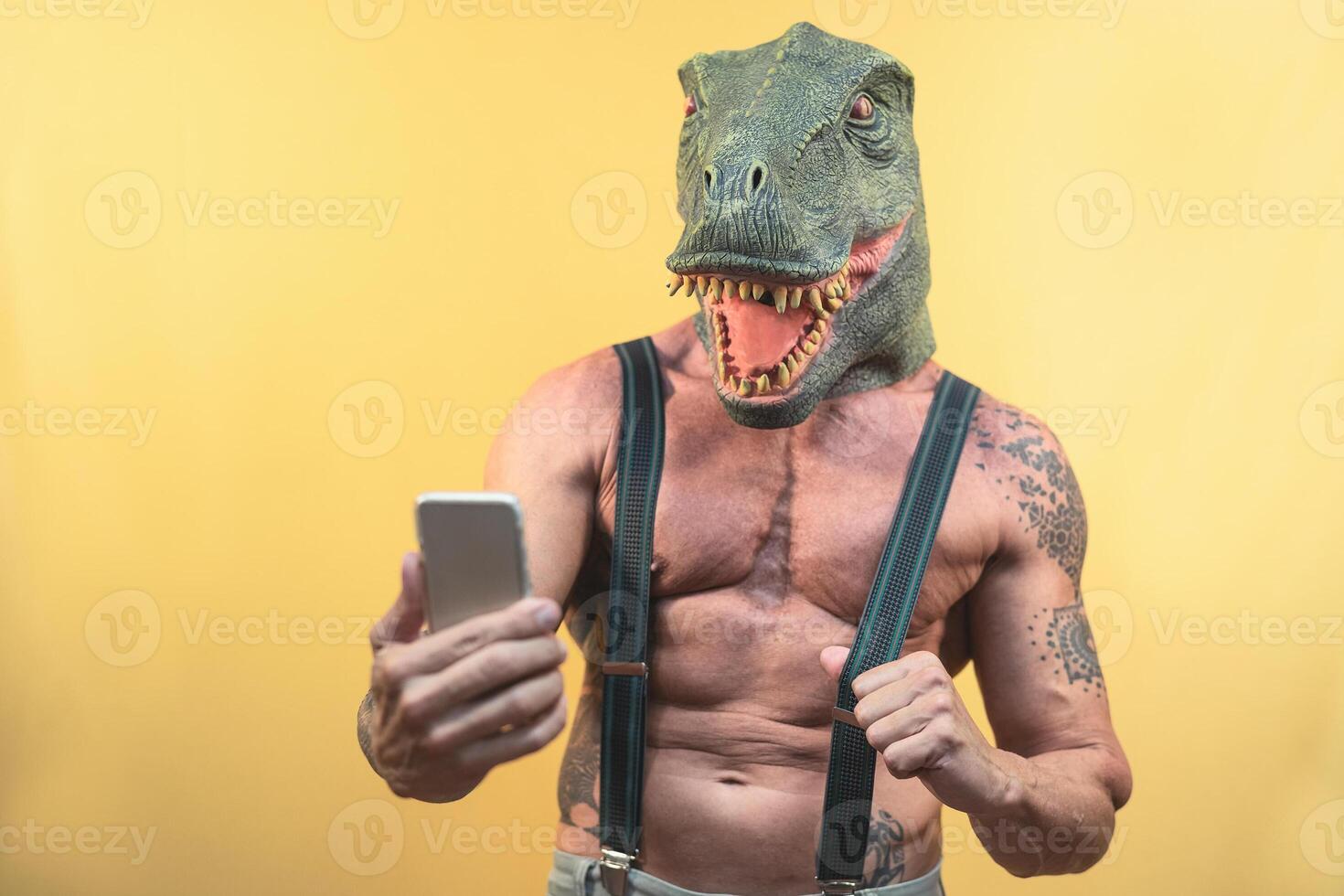 mayor hombre tomando selfie con teléfono inteligente mientras vistiendo dinosaurio máscara - maduro social hombre de influencia teniendo divertido con móvil aplicación - personas estilo de vida y tecnología concepto foto