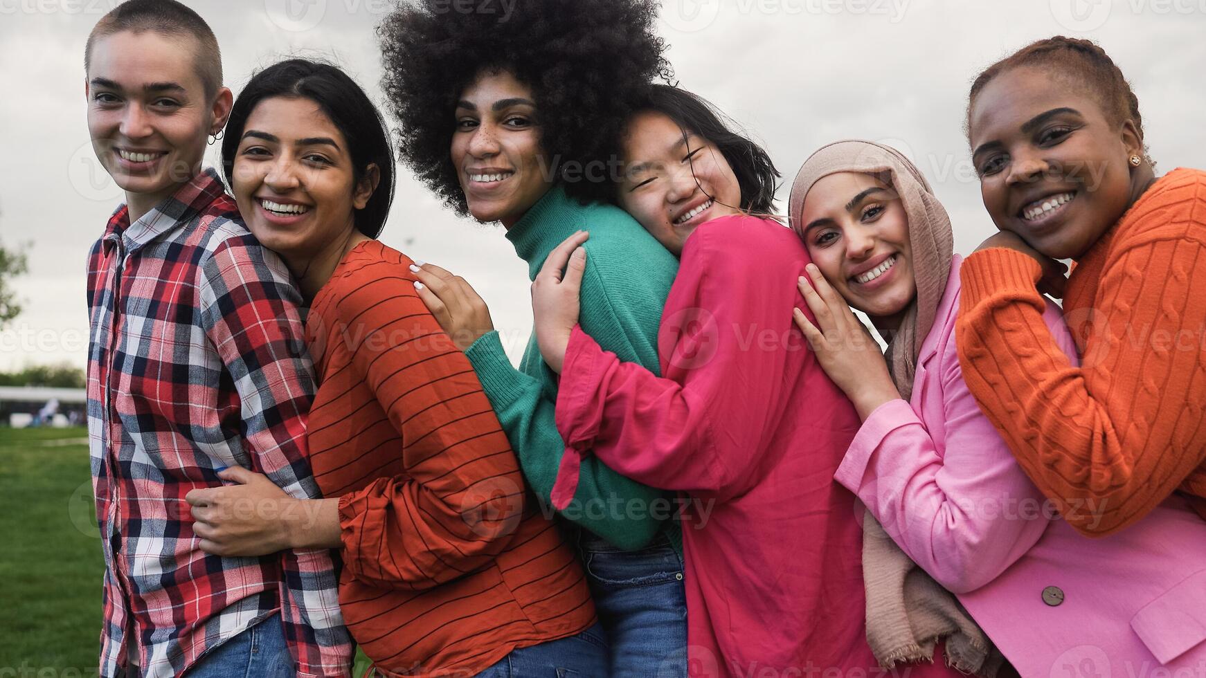 contento joven multi étnico mujer teniendo divertido juntos en un público parque - diversidad y amistad concepto foto