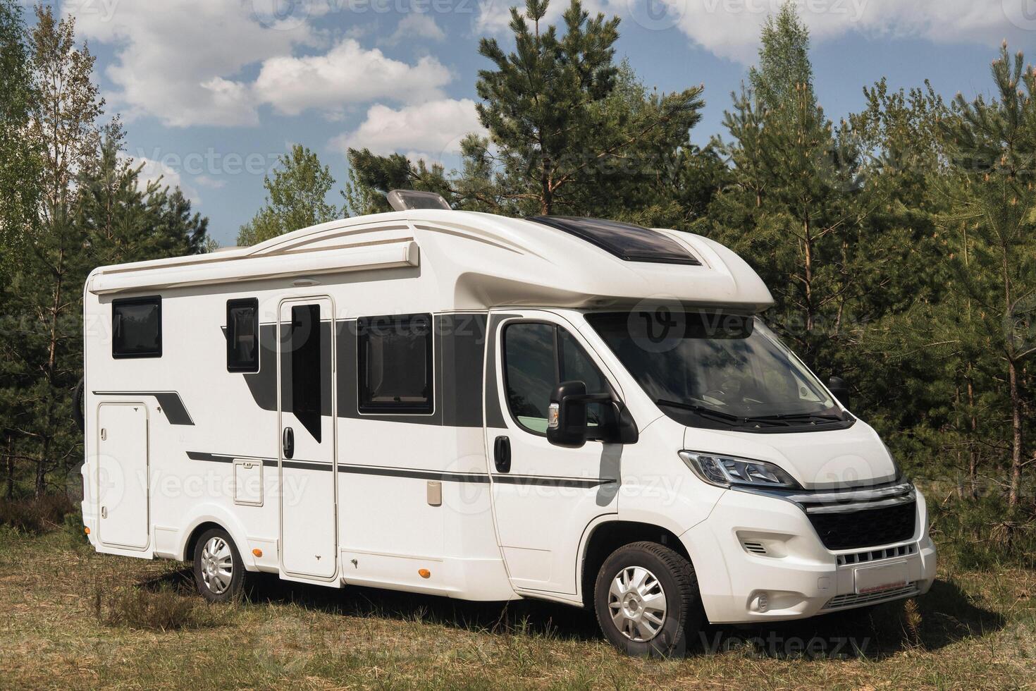 un vacaciones viaje en un casa rodante, un descanso en un camioneta foto