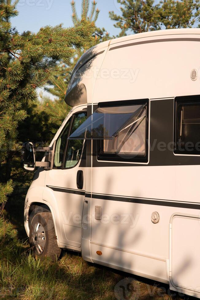 un vacaciones viaje en un casa rodante, un descanso en un camioneta foto