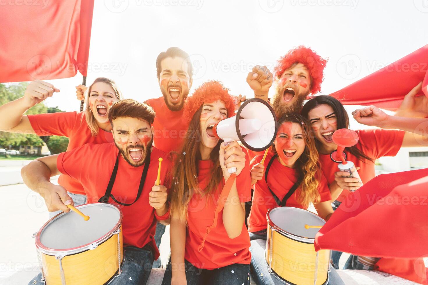 amigos fútbol americano aficionados acecho fútbol partido evento a estadio - joven personas teniendo divertido secundario club en deporte mundo campeonato - público entretenimiento estilo de vida concepto foto