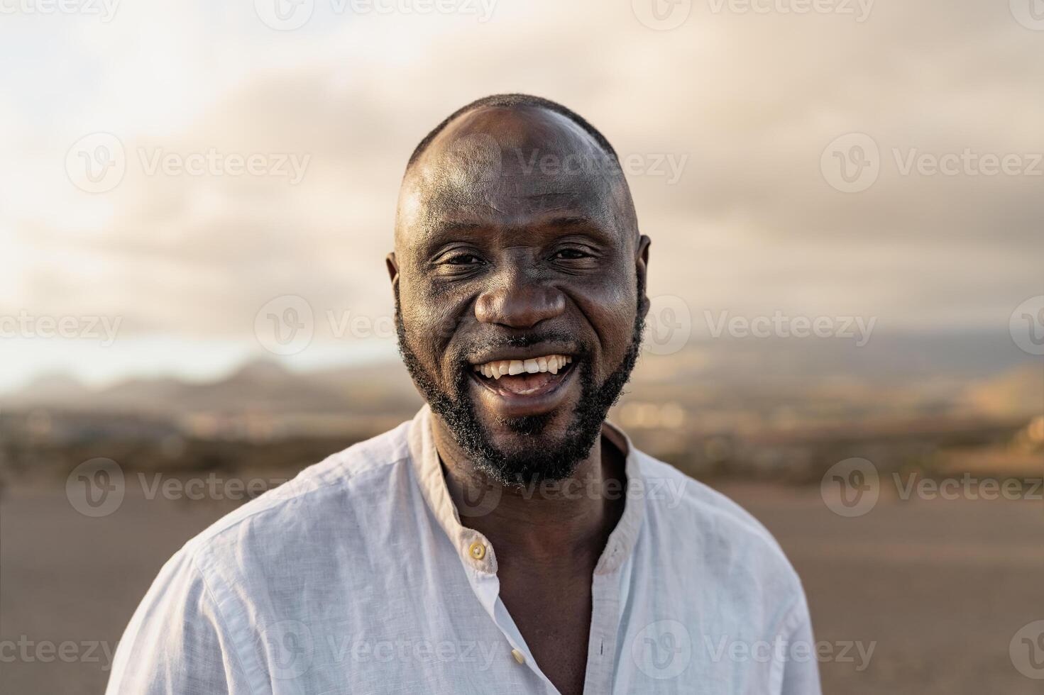 un hombre sonrisas mientras en pie en el Desierto foto