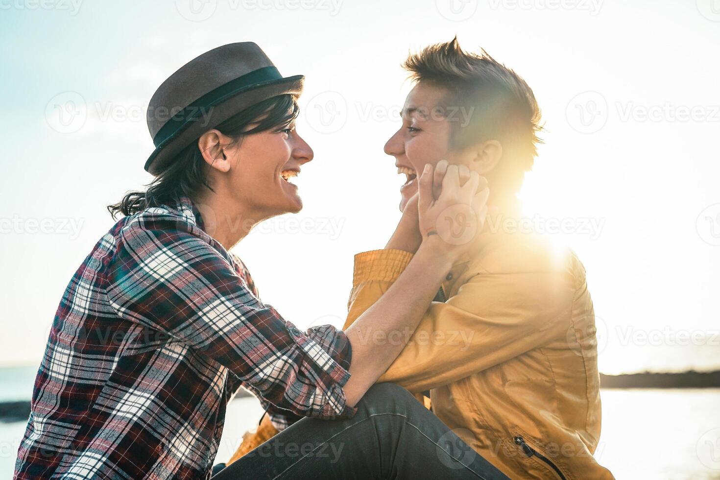 contento gay Pareja Fechado siguiente el playa a puesta de sol - joven lesbiana mujer teniendo un oferta romántico momento al aire libre - lesbianas, homosexualidad amor y estilo de vida relación concepto foto