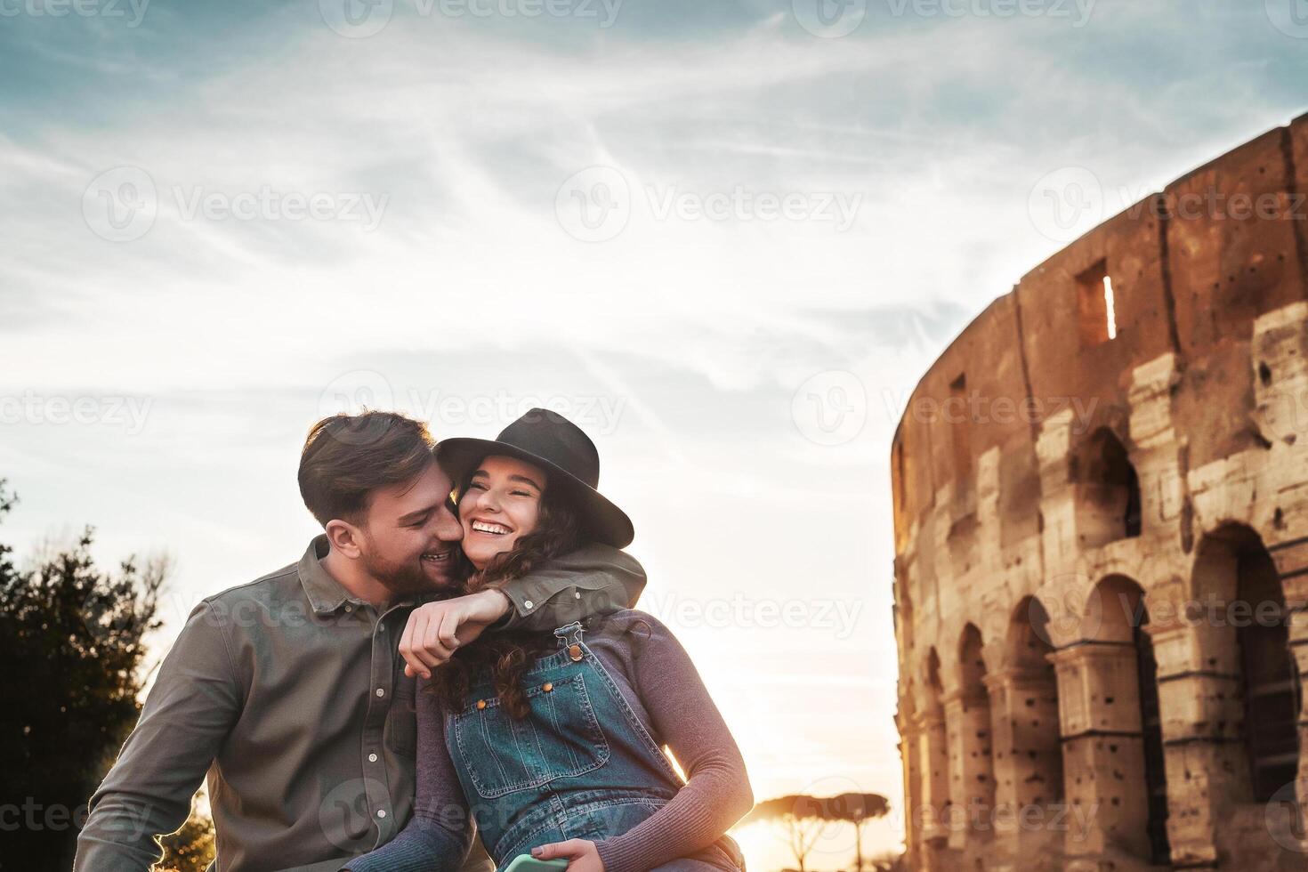 joven Pareja teniendo positivo emociones en Roma coliseo - contento amantes romántico momentos durante vacaciones en Italia - amor relación y romance viaje estilo de vida concepto foto