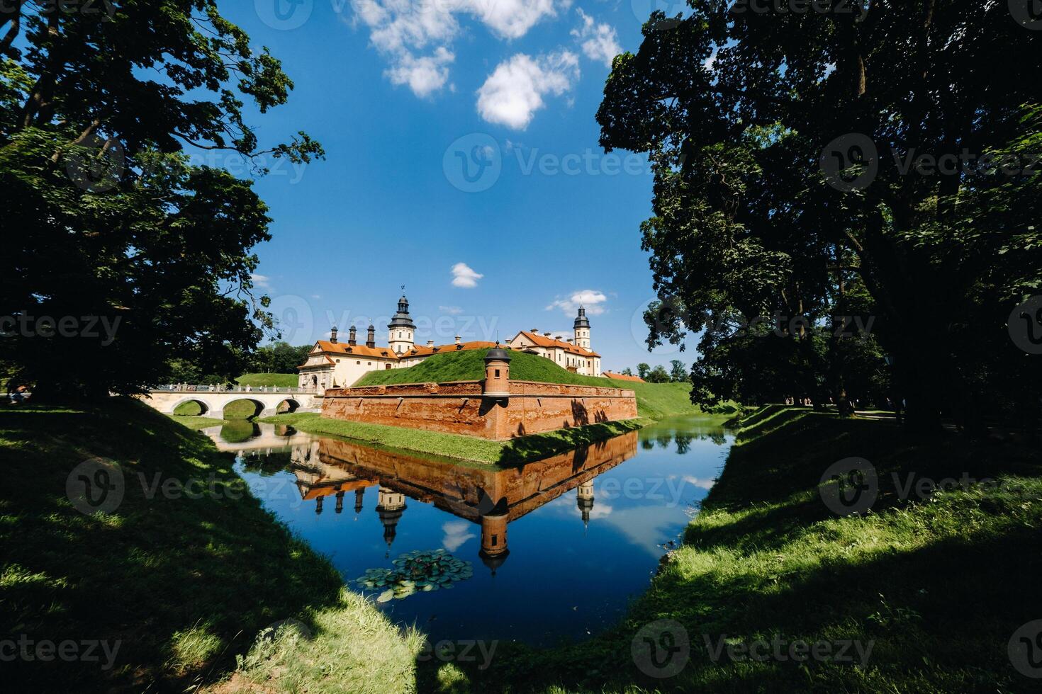 verano nesvizh castillo en el ciudad de nesvizh.belarús foto