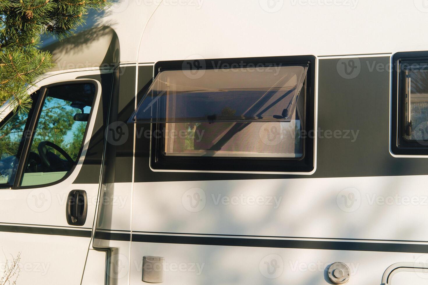 un vacaciones viaje en un casa rodante, un descanso en un camioneta foto