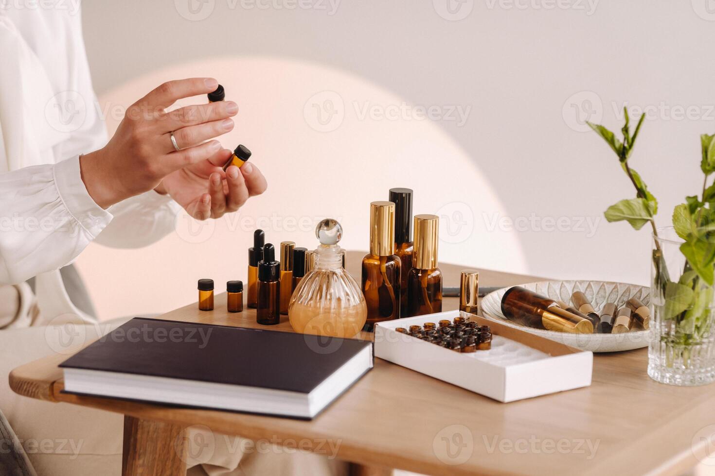 de cerca de un mujer manos aplicando esencial petróleo en su muñeca adentro foto