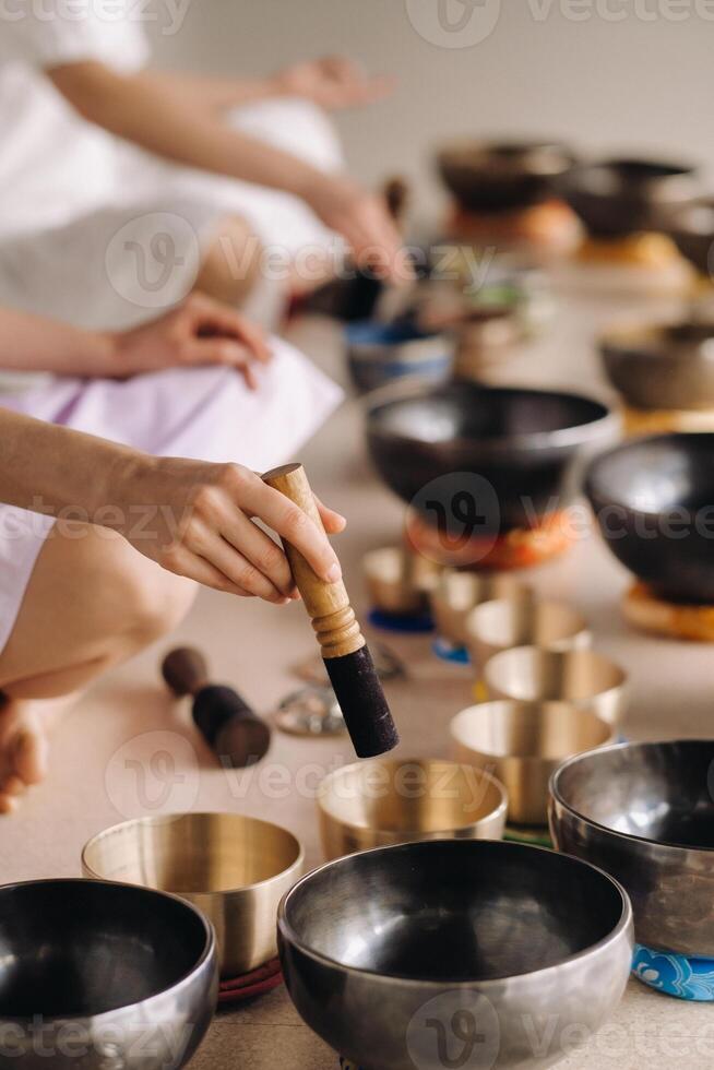 un cerrar-u tu impuro cuerpo, habla anp de un tibetano canto cuenco - Traducción de mantras transformado mente dentro un puro exaltado cuerpo, habla y mente de un Buda foto