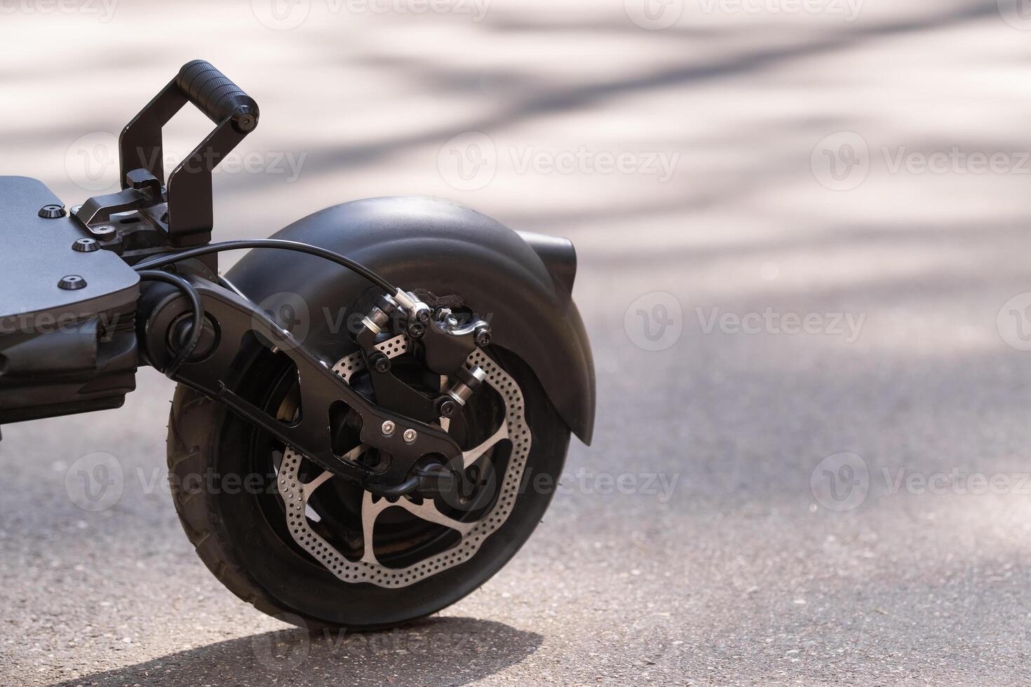 posterior ala con eléctrico scooter rueda en asfalto antecedentes en soleado clima foto