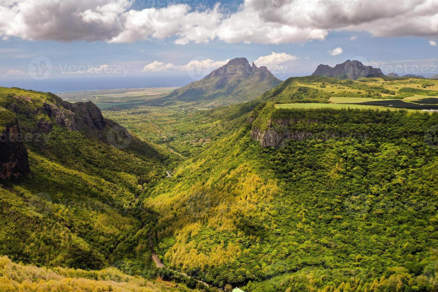 montaña paisaje de el garganta en el isla de mauricio, verde montañas de el selva de Mauricio foto