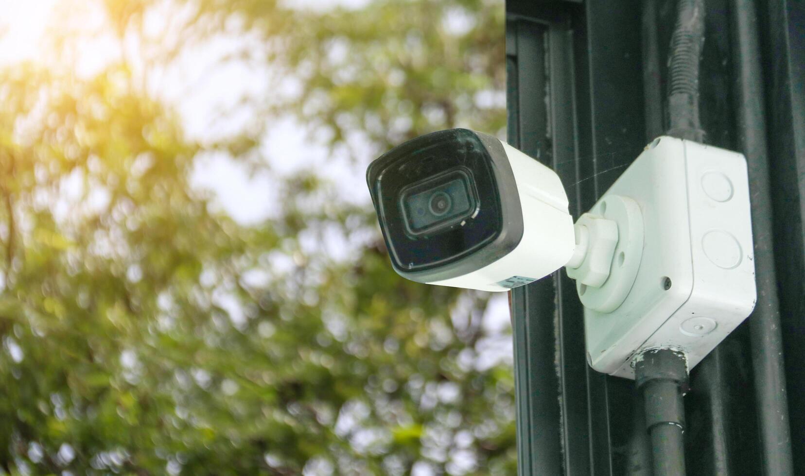 sucio vigilancia cámara instalado a un casa foto