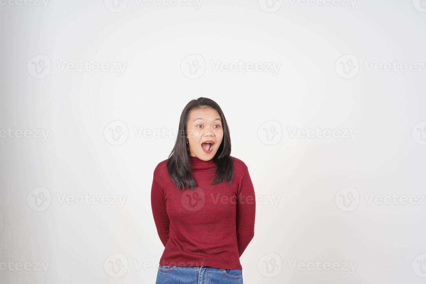 joven asiático mujer en rojo camiseta haciendo Guau o conmoción cara y mirando a cámara aislado en blanco antecedentes foto