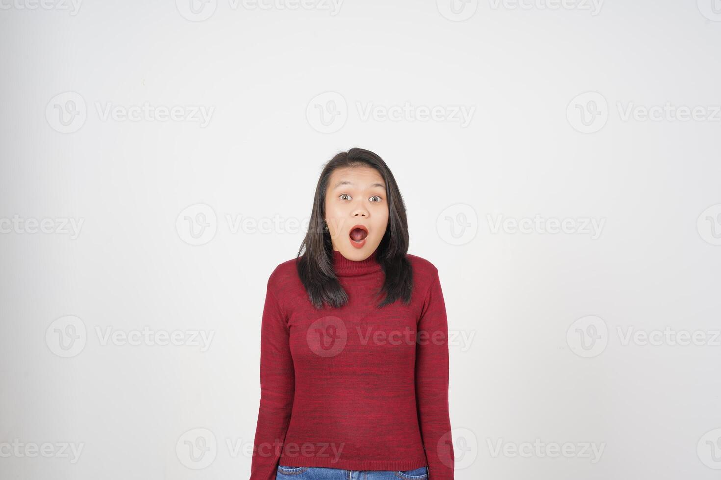 joven asiático mujer en rojo camiseta haciendo Guau o conmoción cara y mirando a cámara aislado en blanco antecedentes foto