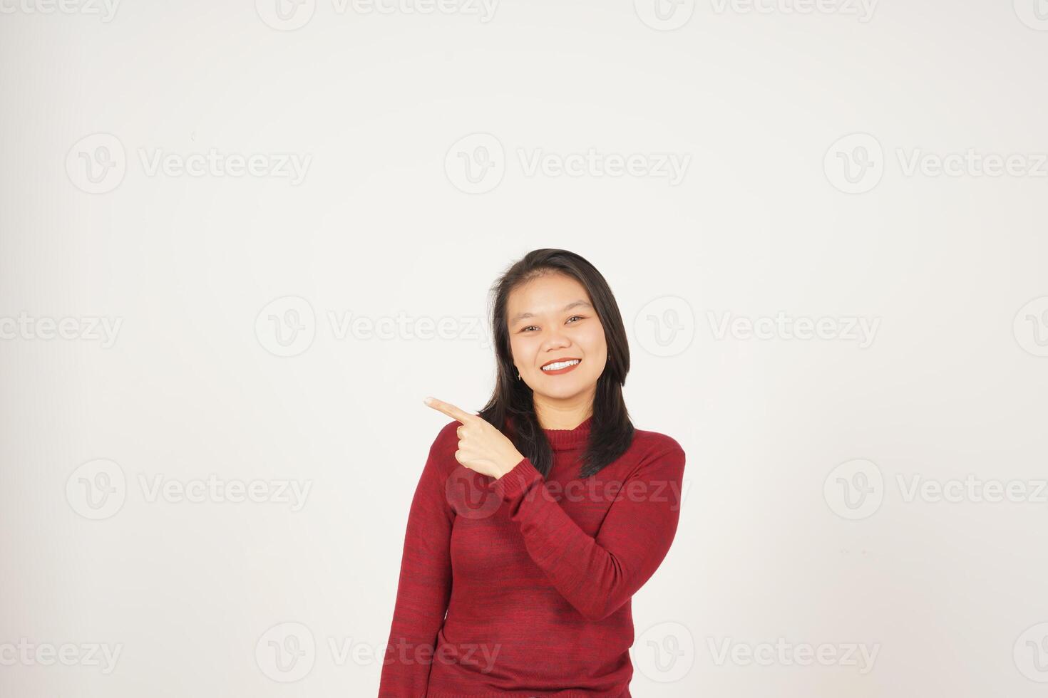 joven asiático mujer en rojo camiseta señalando lado Copiar espacio aislado en blanco antecedentes foto